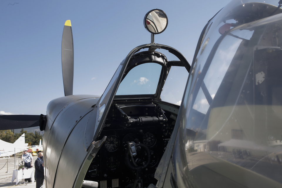 Επέστρεψε στην «βάση» του το θρυλικό μαχητικό αεροσκάφος Spitfire (εικόνες)-7