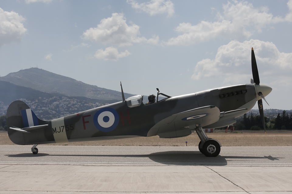 Επέστρεψε στην «βάση» του το θρυλικό μαχητικό αεροσκάφος Spitfire (εικόνες)-2