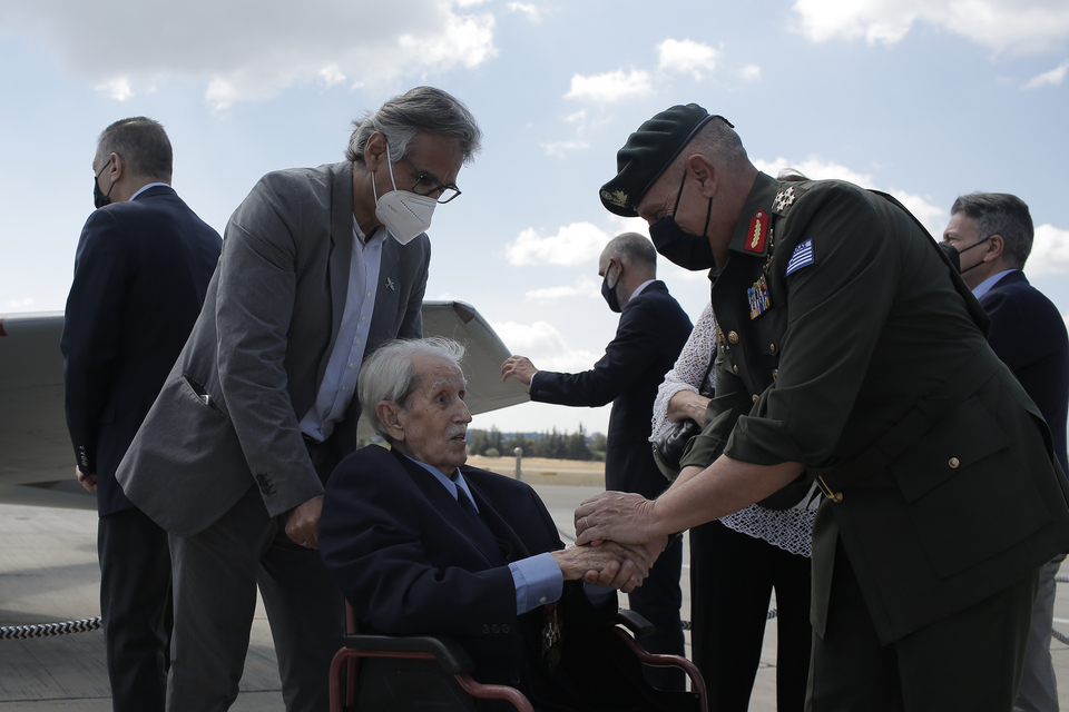 Επέστρεψε στην «βάση» του το θρυλικό μαχητικό αεροσκάφος Spitfire (εικόνες)-5