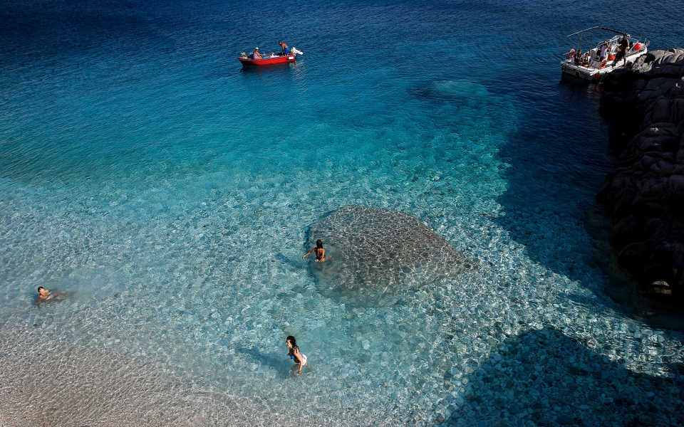 εμβόλιο-πρώτα-και-μετά-βουτιές-561413740