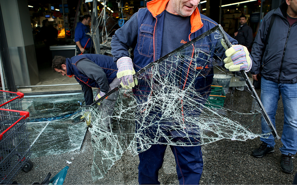 μπαράζ-επιθέσεων-τα-ξημερώματα-σε-σού-561400873