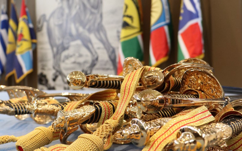 τα-ξίφη-στους-νέους-και-τις-νέες-ανθυπο-561408289