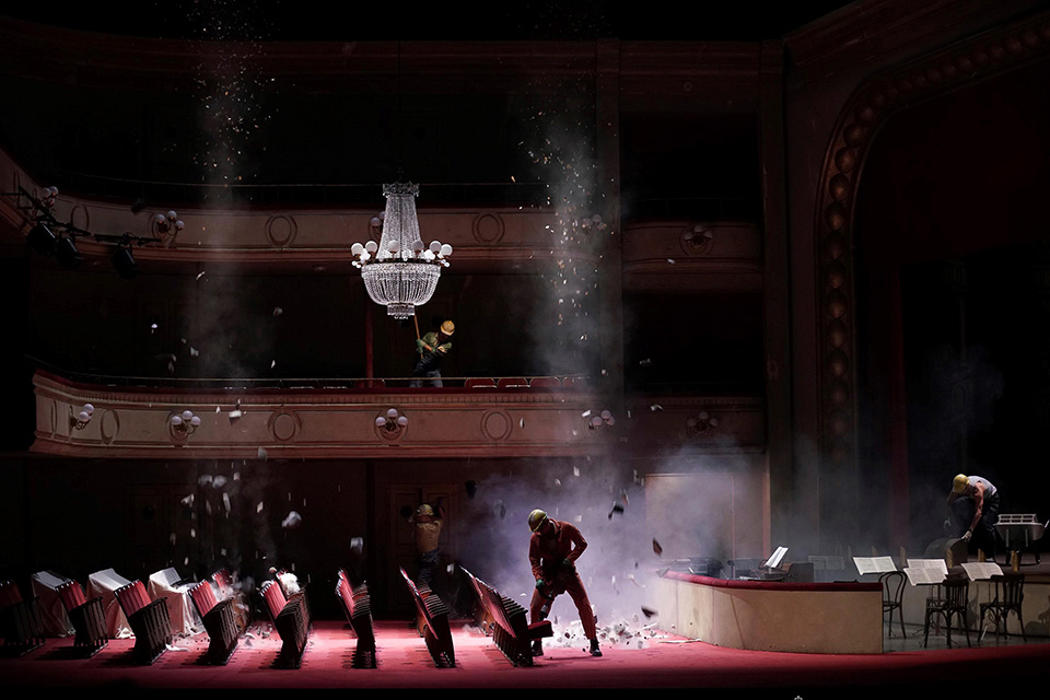 Αρχή με όπερα