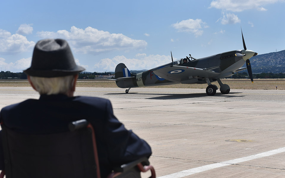 Επέστρεψε στην «βάση» του το θρυλικό μαχητικό αεροσκάφος Spitfire (εικόνες)-6