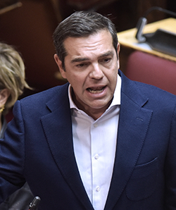 Βλέπει φως και μπαίνει-1