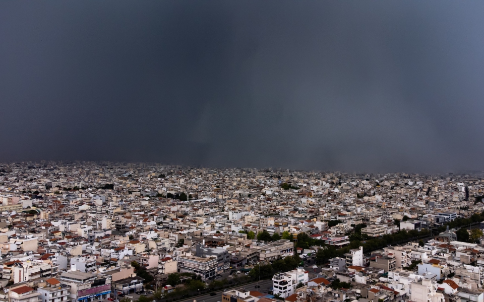 Ισχυρή καταιγίδα και χαλάζι στην Αθήνα (βίντεο – φωτογραφίες)-1