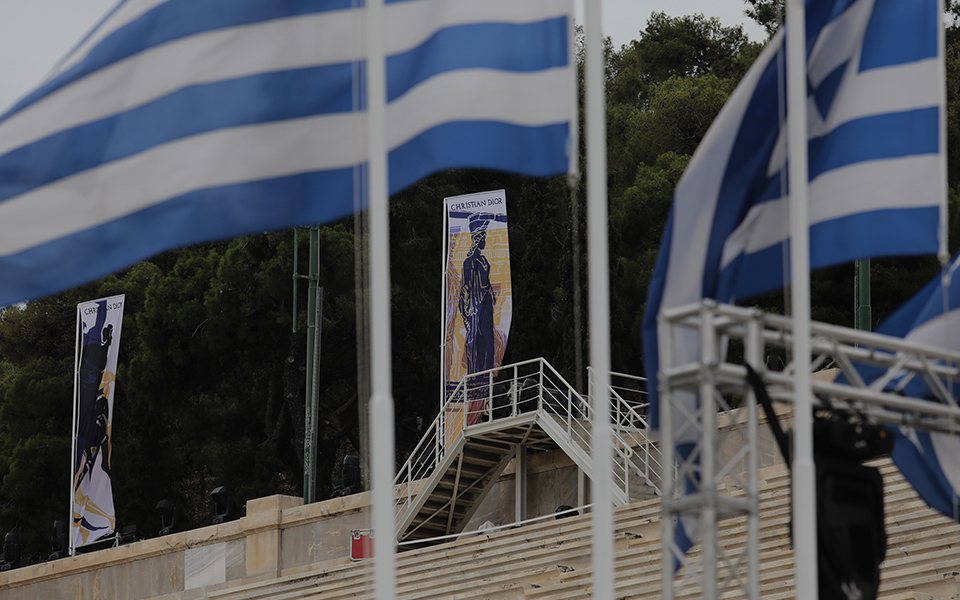 h-vogue-greece-αποκλειστικά-στο-backstage-του-dior-cruise-2022-561401527