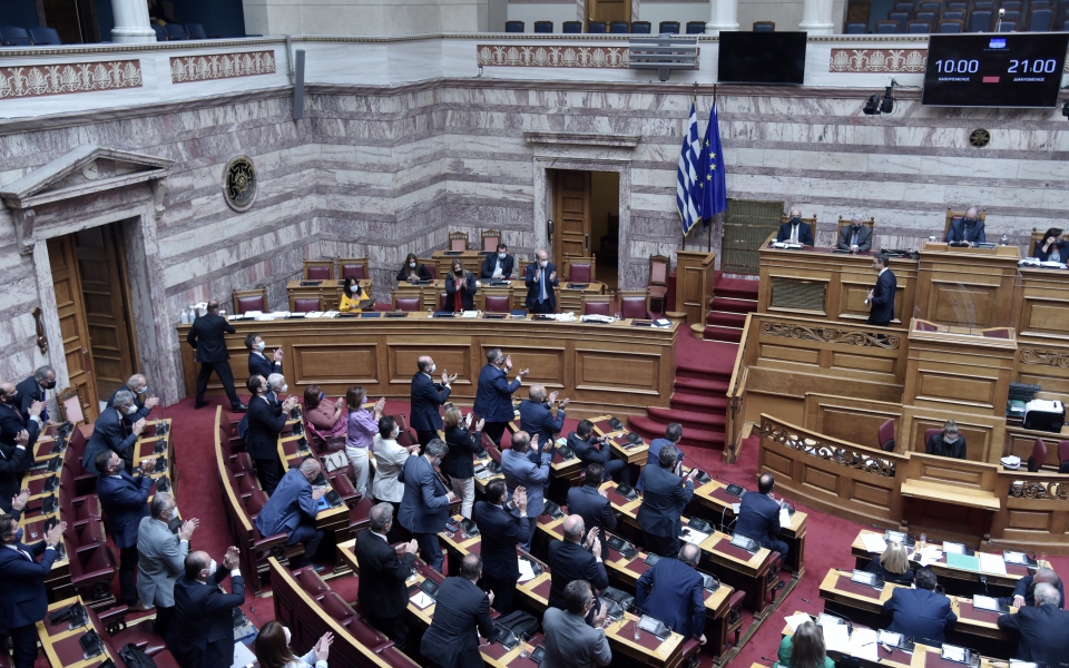 υπερψηφίστηκε-με-158-ναι-το-εργασιακό-561402043