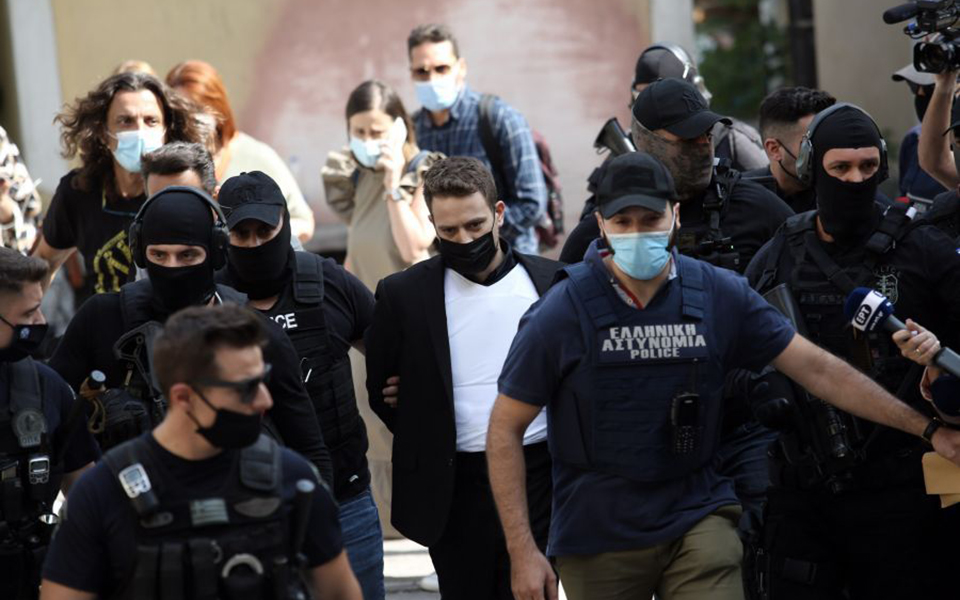 έγκλημα-στα-γλυκά-νερά-κινητό-και-ρολό-561405955