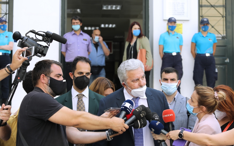 γλυκά-νερά-σε-συνεννόηση-οι-δύο-οικογέ-561407005