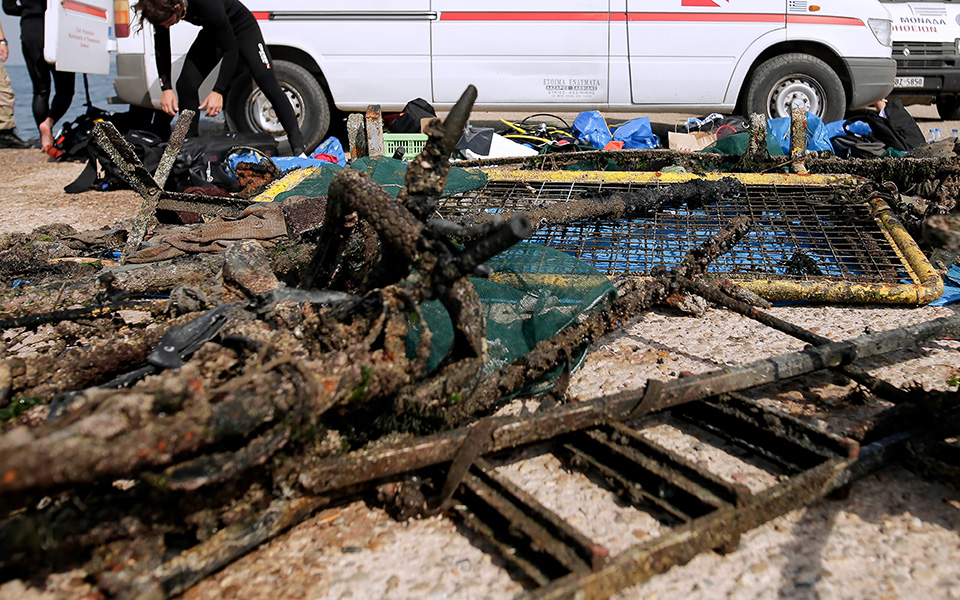 Οι «θησαυροί» του Θερμαϊκού: Από πιάτα έως καρότσια σούπερ μάρκετ στον βυθό-1