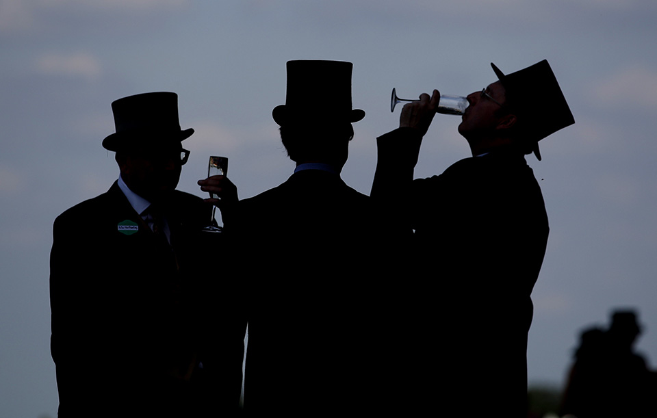 Σαμπάνιες και καπέλα