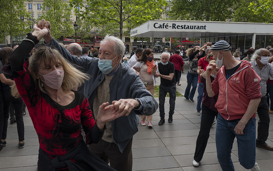 ξεπέρασαν-τα-300-εκατομμύρια-οι-εμβολιασ-561399709