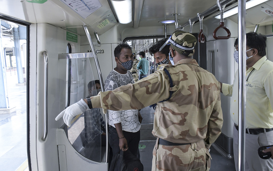 Νέο Δελχί: Επιστροφή στην κανονικότητα με συνωστισμούς παρά την ανεπάρκεια εμβολίων-2