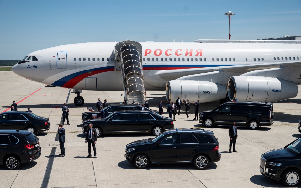 strammeno-sti-synantisi-mpainten-poytin-to-pagkosmio-endiaferon0