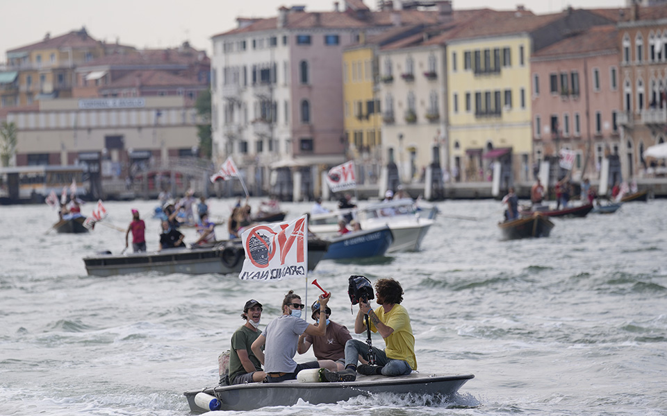 «Μας εξαπάτησαν»: Διαμαρτυρίες στη Βενετία για την επιστροφή των κρουαζιερόπλοιων (βίντεο)-3