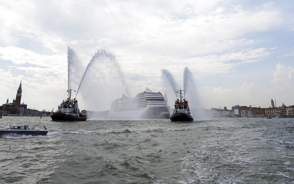 «Μας εξαπάτησαν»: Διαμαρτυρίες στη Βενετία για την επιστροφή των κρουαζιερόπλοιων (βίντεο)-2