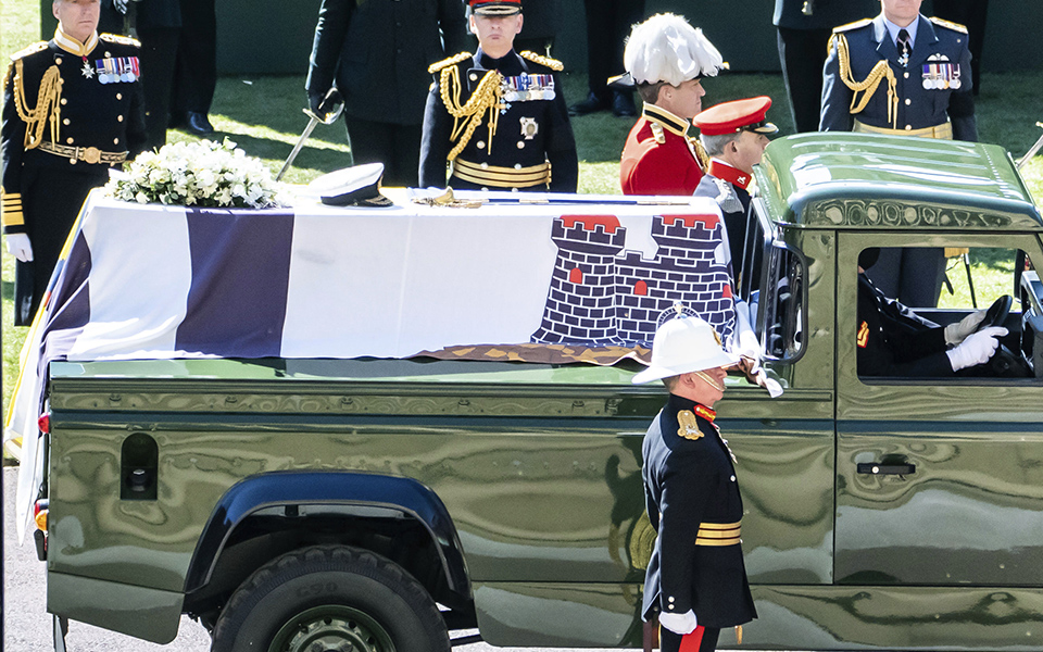 η-ελισάβετ-τίμησε-τους-πιστούς-φίλους-561395530