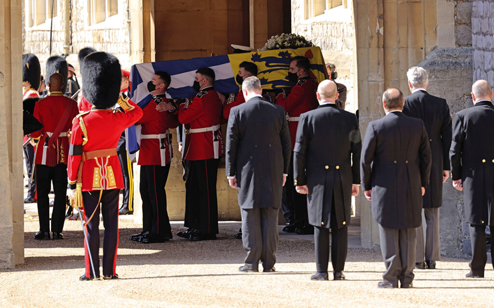 Η Ελισάβετ τίμησε τους πιστούς φίλους και συνεργάτες του Πρίγκιπα Φίλιππου-1