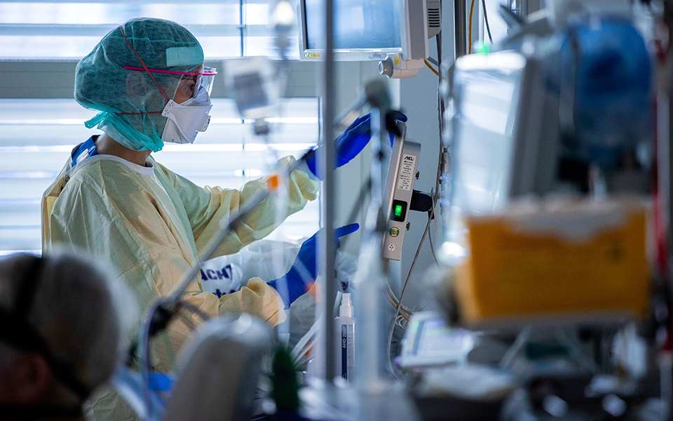 κορωνοϊός-διασωληνώθηκε-22χρονος-στο-561395644