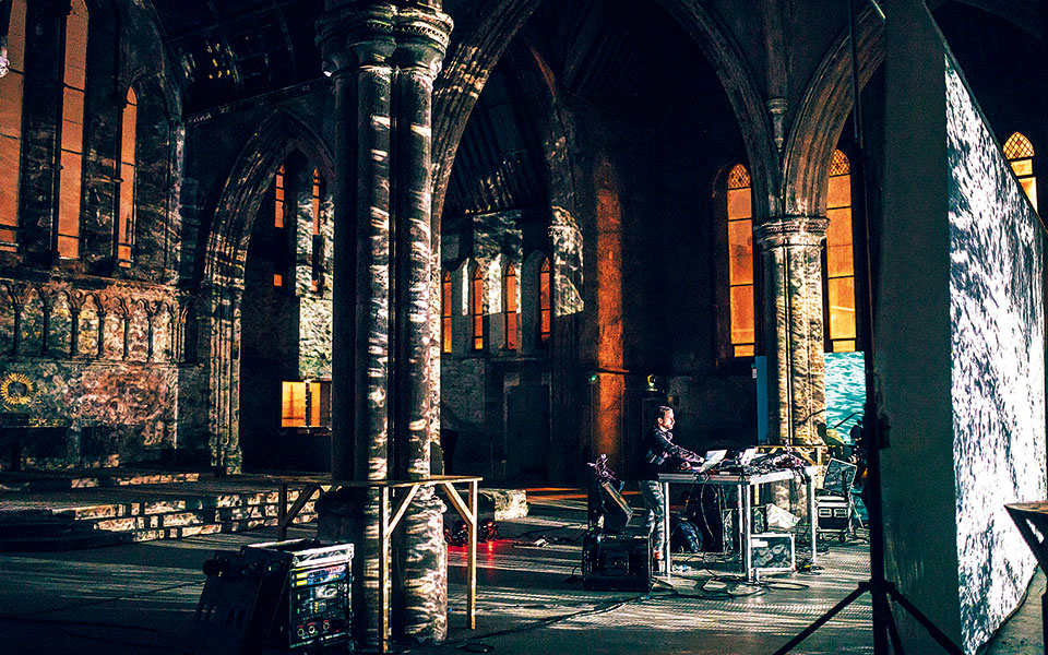 Ο Μαξ Κούπερ ηλεκτρίζει το Ηρώδειο-3