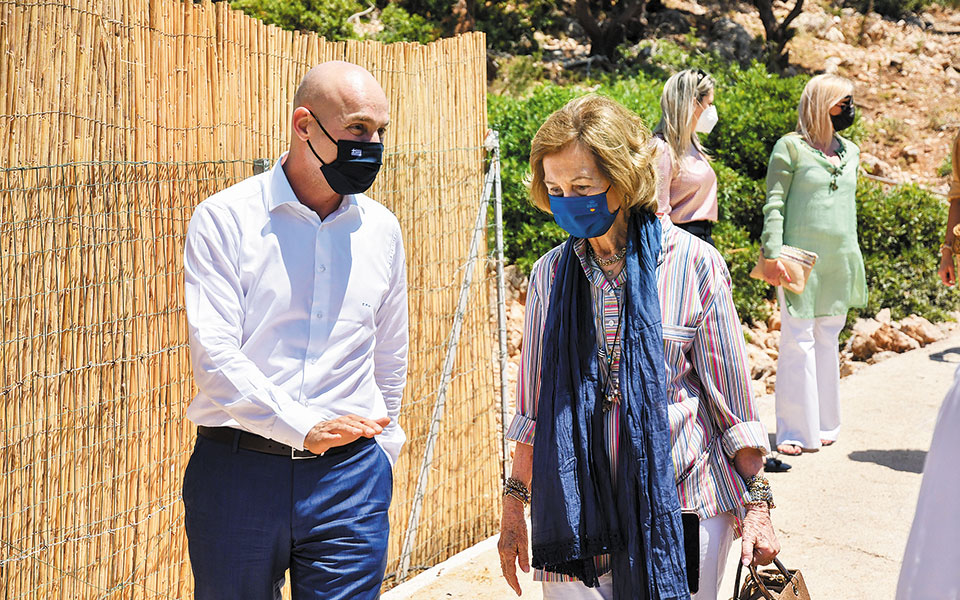 η-βασίλισσα-σοφία-επισκέφθηκε-λέρο-λε-561385369