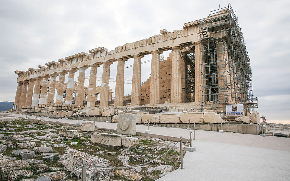 θέσεις-στάθμευσης-αμεα-πέριξ-της-ακρό-561386392