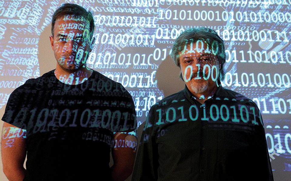 sos-εισβολείς-σε-καταψύκτες-και-λεωφορε-561390118