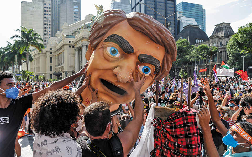 ντόμινο-πολιτικών-ανατροπών-σαρώνει-561390154