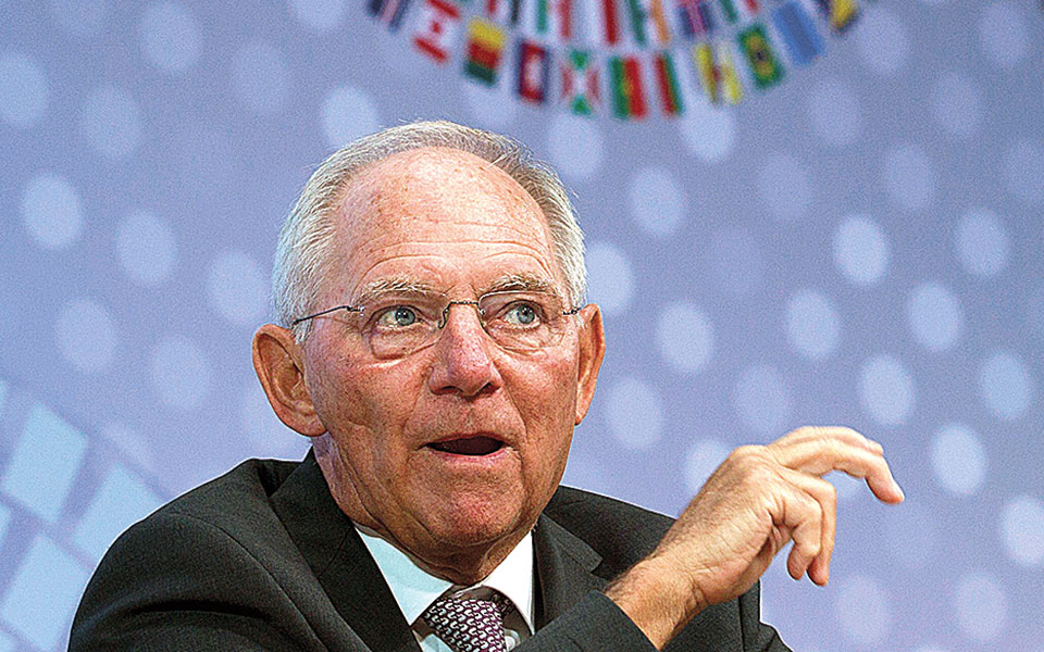 βολφγκανγκ-σόιμπλε-απειλεί-τον-ντράγ-561387850