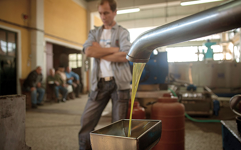 το-ελαιόλαδο-από-την-τυνησία-απειλεί-τ-561389260