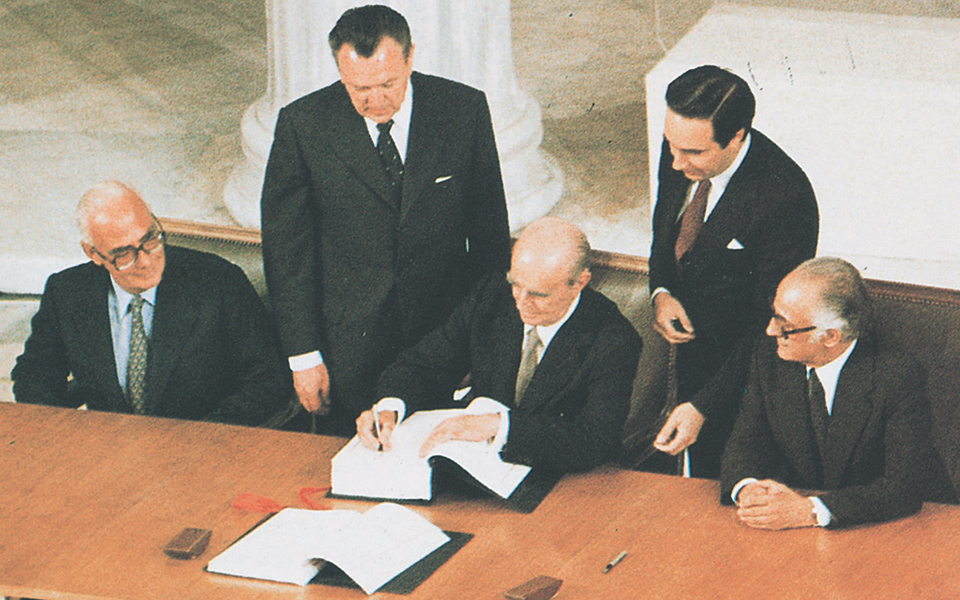 πώς-άλλαξαν-την-ελλάδα-40-χρόνια-στην-ευ-561389605