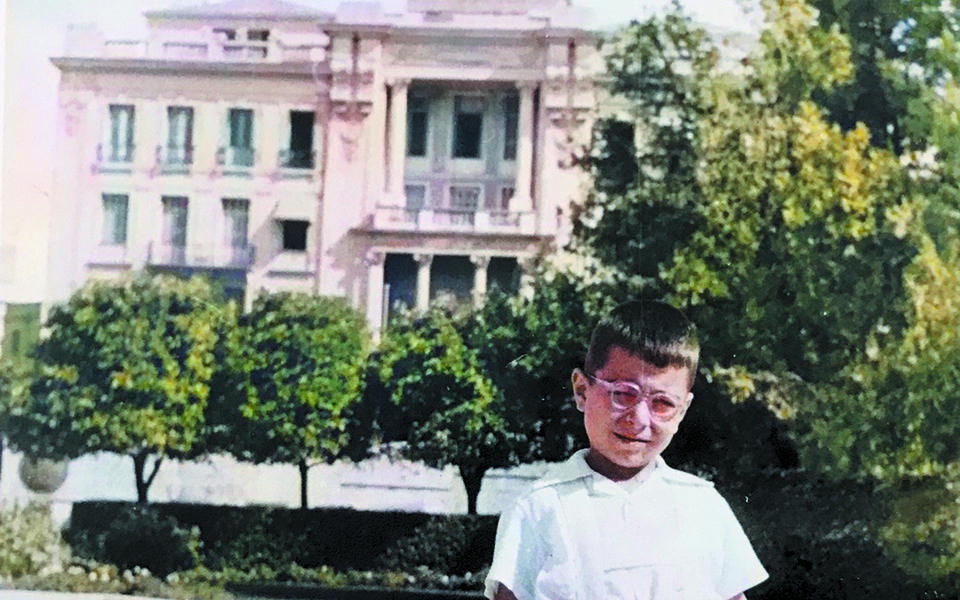 το-παιδί-της-πλατείας-συντάγματος-561396205