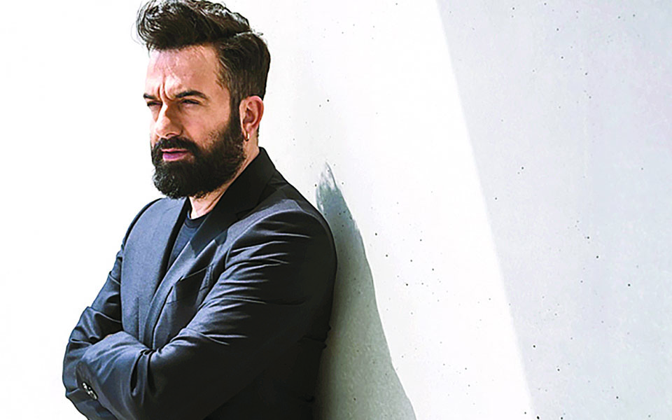 οι-πολίτες-φορούν-διαχρονικά-παρωπίδ-561396253