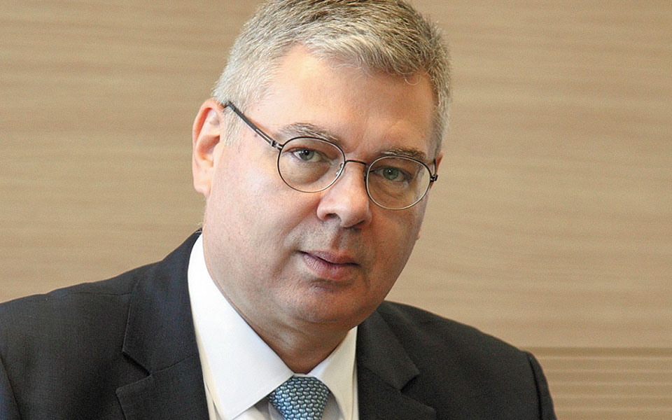 ο-ανδρέας-σιάμισιης-στο-τιμόνι-του-βια-561393718