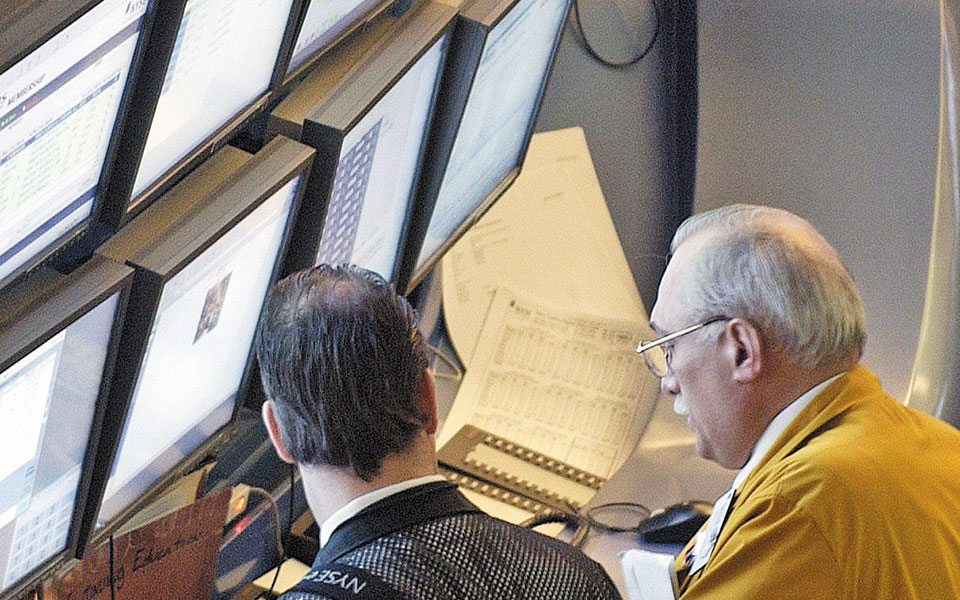 οι-επενδυτές-περιμένουν-τη-συνεδρίασ-561393058