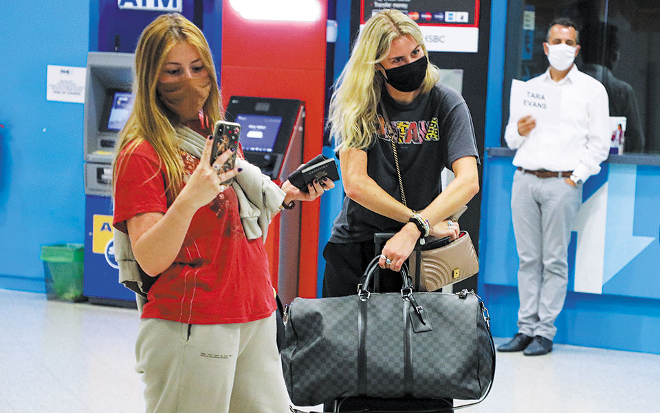 τουρισμός-14-εκατ-αεροπορικές-θέσεις-γ-561393427