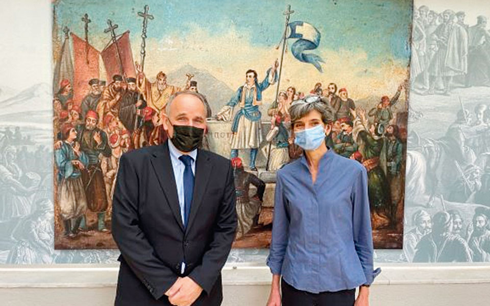 Η Βρετανίδα πρέσβειρα στην Αθήνα, Κέιτ Σμιθ, ξεναγήθηκε στο Μουσείο Φιλελληνισμού-1