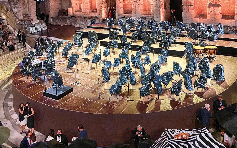 μπραμς-μέτα-μάσκες-και-βροχή-στο-ηρώδε-561401245