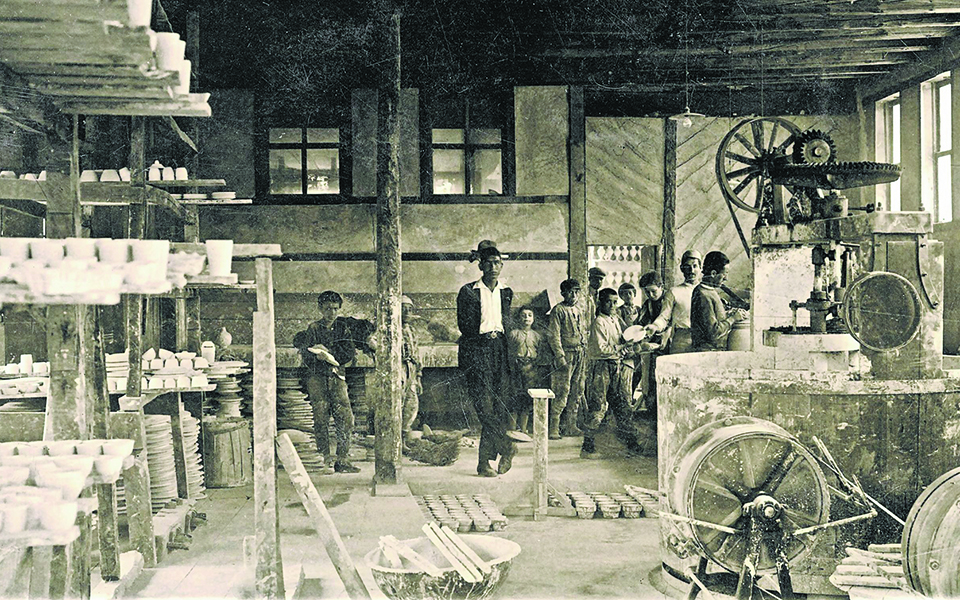 εύθραυστη-μνήμη-από-πηλό-στα-συγκινητ-561405763