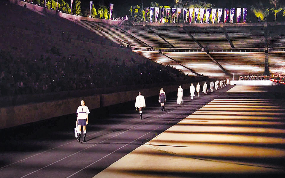 επίδειξη-dior-μόδα-και-πολιτισμός-συναντ-561403912