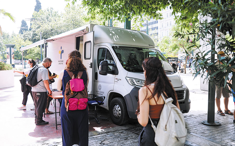 μερική-κατάργηση-της-μάσκας-από-σήμερ-561409414