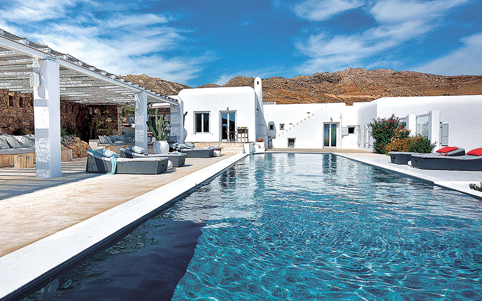 επιστρέφουν-οι-ξένοι-στην-ελληνική-κτ-561412654