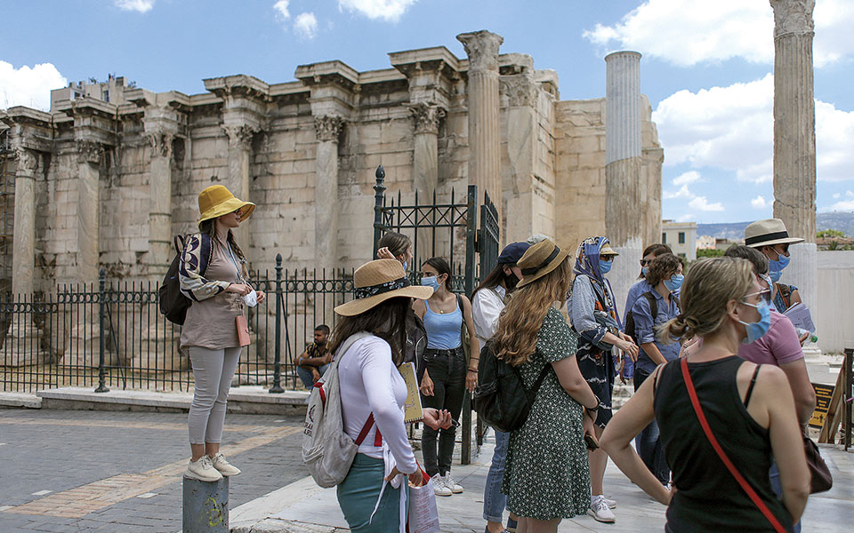 σύννεφα-πάνω-από-τον-ελληνικό-τουρι-561412534