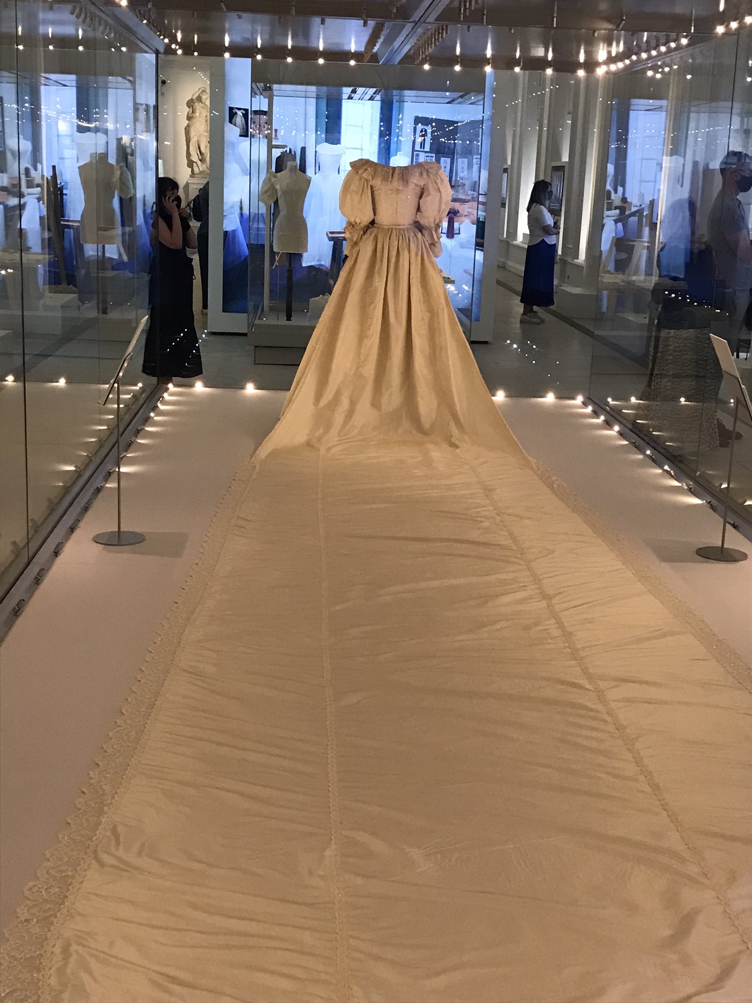 Σε δημόσια θέα το νυφικό της Νταϊάνα για πρώτη φορά μετά από 25 χρόνια (εικόνες)-3