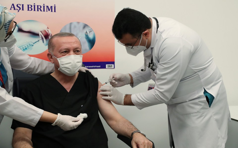 σάλος-με-την-τρίτη-δόση-εμβολίου-του-ερ-561387019