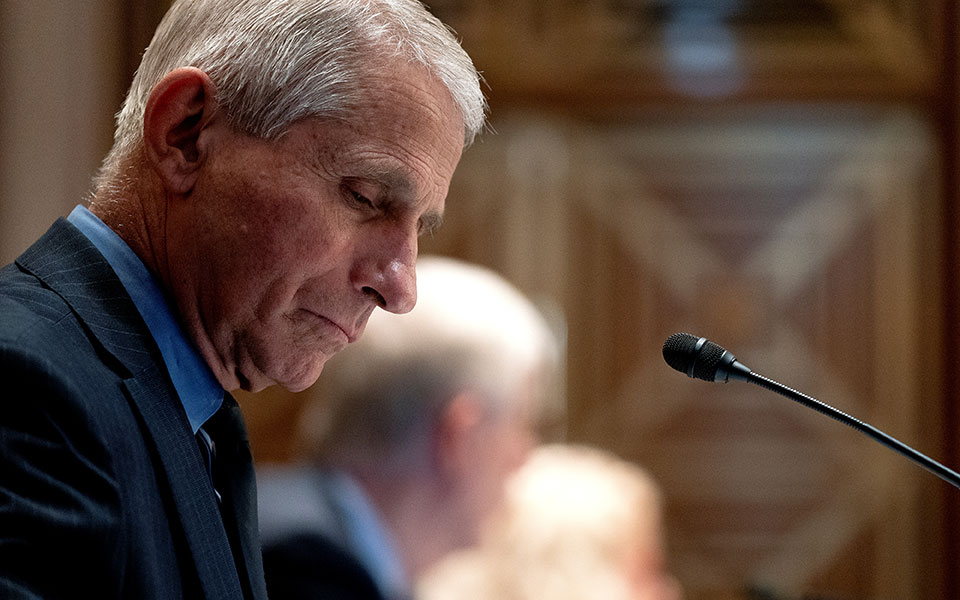 φάουτσι-σε-κίνα-δώστε-τα-ιατρικά-αρχεί-561387997