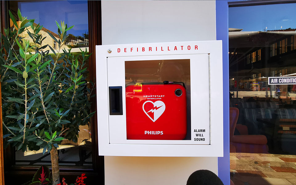 οι-απινιδωτές-σώζουν-ζωές-πολύτιμος-561401401