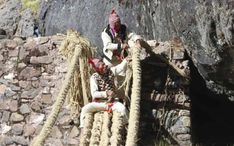 Περού: Απόγονοι των Ίνκας σώζουν γέφυρα 500 ετών φτιαγμένη από χόρτα (βίντεο)-1