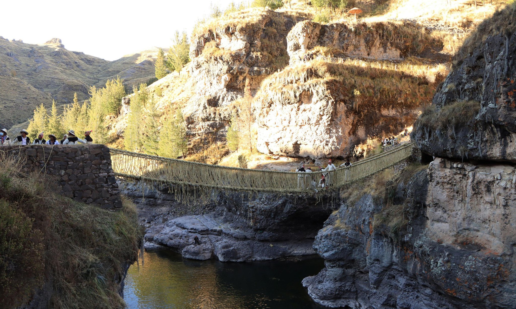 περού-απόγονοι-των-ίνκας-σώζουν-γέφυρ-561401338